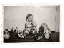 Vintage Kinderfoto 1936 mit Stofftier & Blechspielzeug – Steiff Löwe?