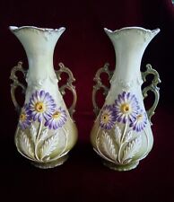 2 Vasen mit Floralrelief, Art