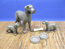 Dogge, 2 Welpen & Näpfe Tiere