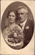 Foto Ak Brautpaar, Frau mit