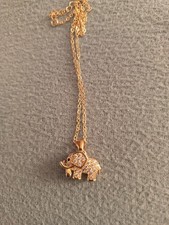 neue goldfarbene Kette mit