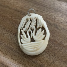 Anhänger Knochen |  Motiv Schwäne in der Natur| Unikat Vintage Schmuck