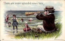 Ak Mann beobachtet mit Fernrohr badende Frauen - 11185006