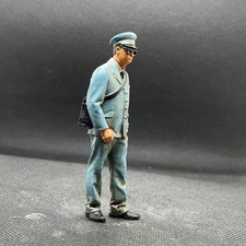 Figurendesign Bauer - Figur Briefpostler DDR  - BEMALT im Maßstab  1:32 Spur 1