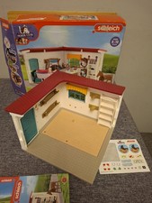 Schleich Horse Club 42568 Tack Shop Zubehör Ladengebäude verpackt guter Zustand