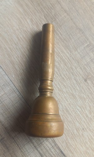 Altes mundstück aus - altes, messing