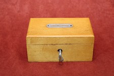Alte Spardose, Sparbüchse, Holz-Schatztruhe, mit Schlüssel