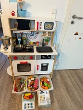 Kinderküche aus Holz mit viel