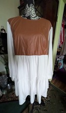 Weißes Kleid mit Cognacfarben