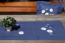 Pflegeleichter Tischläufer u. Kissenbezug dunkelblau mit Margeriten