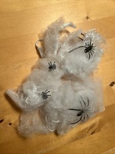 Spinnweben Halloween mit Plastik Spinne Spinnennetz gruselig  