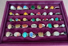 Hobbyauflösung Konvolut 40 Stück Ringe Edelstahl + Messing Samt Schmucktablett