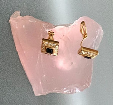 Ohrclips (Modeschmuck) + Rosenquarz Rohstein (B 7 cm x T 6 cm x H 1,8 cm)