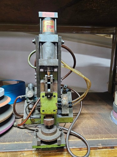 Kniehebelpresse pneumatisch