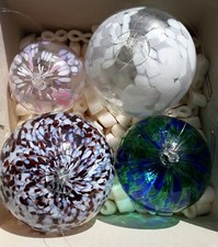 4 mundgeblasene Glaskugeln, Fensterkugeln, Dekokugeln a. dickem Glas, Glaskunst 