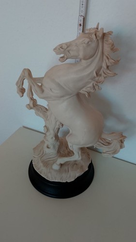 Pferdeskulptur groß und