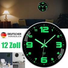 Leuchtende wanduhr leuchtet - leuchtet, im