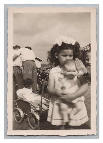 Mädchen mit puppe 1957 - mit,