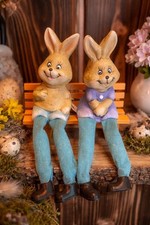 Osterhasen Paar auf Holzbank