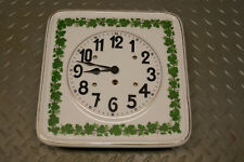 Englische Wanduhr mit Weinlaub