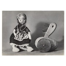 AK Puppen, Puppenkarte / Stoffpuppe aus einem SOS-Kinderdorf und Wackel-Ente