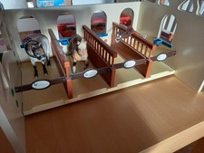 Pferdestall mit vielen Figuren von SCHLEICH 