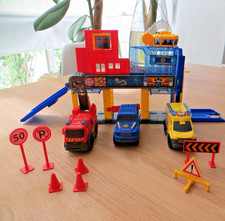 Dickie Toys Feuerwehr Krankenwagen Polizei Station mit Aufzug, Rampe, Schilder