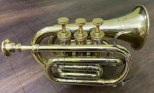 Antikes kompaktes Horn strahlt