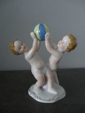 Neundorf: Porzellangruppe 2 Engel / Puttos mit Ball, TOP