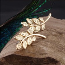 Blätter Ohrringe Farbe Gold.