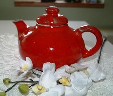Teekanne aus Keramik rote
