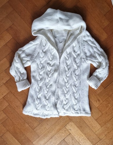 Weiße kapuzenstrickjacke mit - weiße,