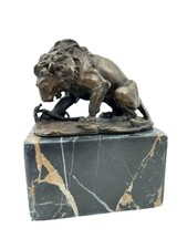Bronzefigur Löwe mit Schlange