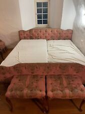 Bett im Barockstil mit zwei dazugehörigen Hockern