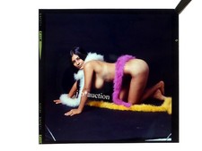 SCHWARZHAARIGE NACKTE MIT