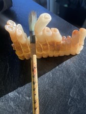 Pinselauflage aus weißer Jade geschnitzt. Bambusmuster.