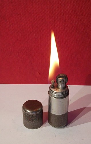 Altes leichtes sturmfeuerzeug - altes,