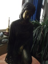 Bronzefigur Mädchen kniend