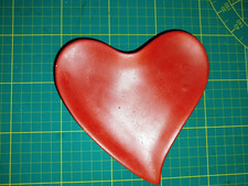 roter Teller in Herzform ca. 15 x 15 x 2 cm altersgemäß