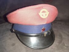 Ungarn. Rote Schirmmütze eines Fahrdienstleiters der privaten ungarischen Raab- 