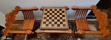 Antiker Schachbretttisch mit 2 Stühlen, Handgeschnitzt verziertes Holz