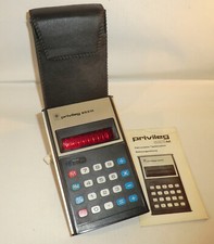 PRIVILEG 853M vintage elektr. TASCHENRECHNER rote Leuchtziffern QUELLE um 1975