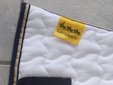 KAVALKADE Dressur TURNIER Schabracke, weiss mit gold und navy