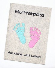 Bestickte Mutterpasshülle  Hülle Mutterpass • Baby Füße Fußabdruck • Filz hell
