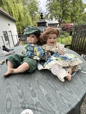 Zwei Porzellanpuppen eine Reproduktion von Cindy Marschner  „Tippy„ und “Joey” 