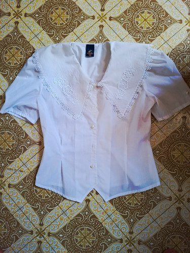 Weiße bluse mit spitzenkragen - mit,