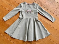 TCHIBO: Kuscheliges Kleid langarm grün / rosa Blumen bestickt – Gr. 122 / 128