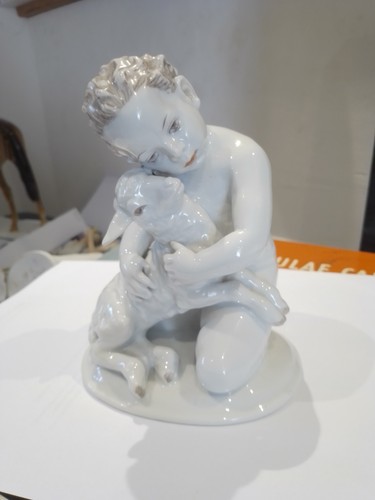Nackter knabe mit - nackter, lamm