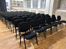 100 unbenutzte Seminarstühle