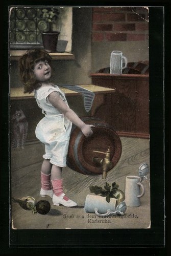 Kleines mädchen hebt - kleines, ein